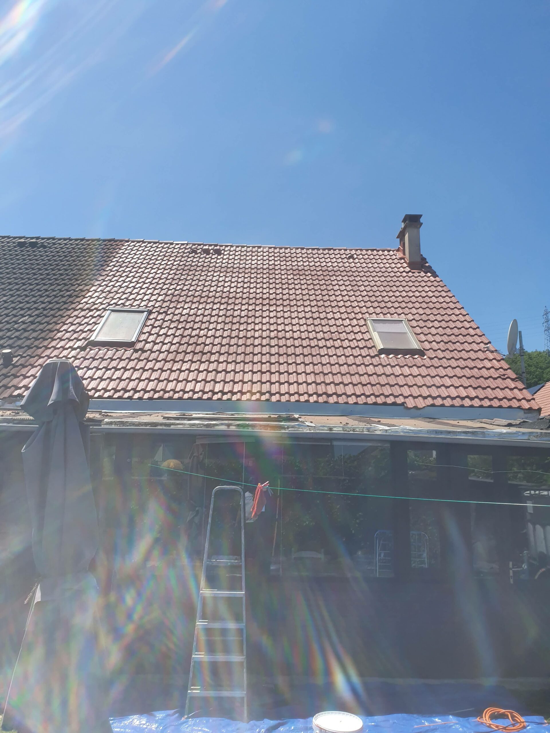 Toiture en tuiles avec Velux avant ou après intervention de démoussage toiture.